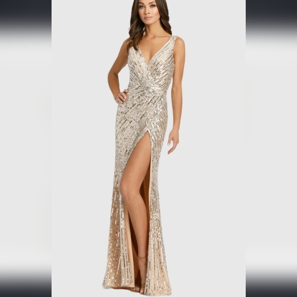 NWT Mac Duggal,Sleeveless Diagonal Sequined V-Neck Gown,Nude/Silver, Size 8,$398 - Picture 1 of 13